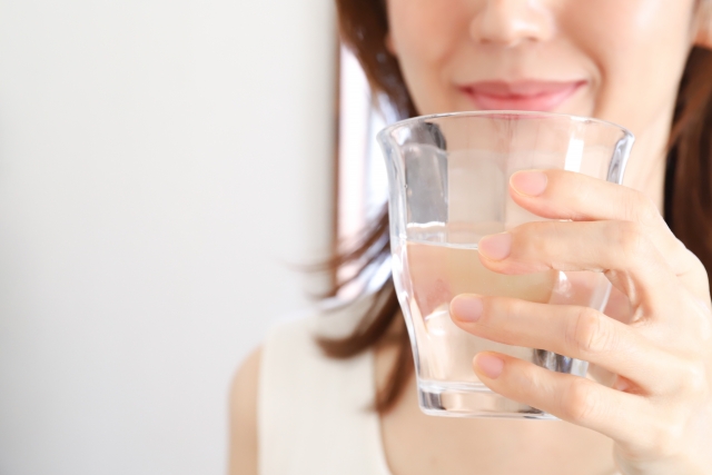 水を持つ女性